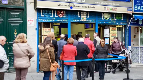Gente comprando loter&iacute;a de navidad en la agencia Do&ntilde;a Manolita, Madrid. / De Barcex