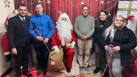 Pap&aacute; Noel visita la Casa Regional de Ceuta en Algeciras