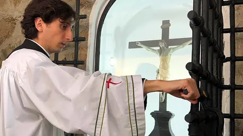 Vicario parroquial de Sta. M&ordf; de &Aacute;frica, Jes&uacute;s Molina, cierra la hornacina del Cristo de los Afligidos / E. Arteaga