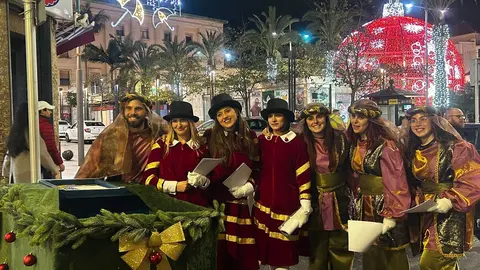 Pasacalles "Ya llega el Heraldo", cerca de la Plaza de los Reyes./ M. Zapico
