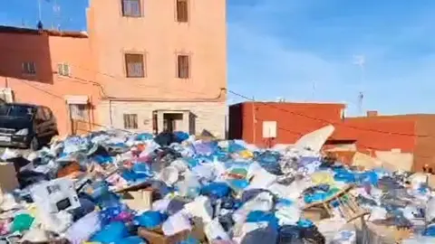 Finca Buzzian, una monta&ntilde;a de basura /Cedida