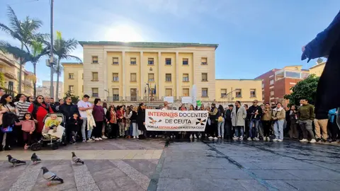 Concentraci&oacute;n de docentes interinos para pedir las oposiciones en Ceuta coincidan con las de Andaluc&iacute;a / L. Ortiz
