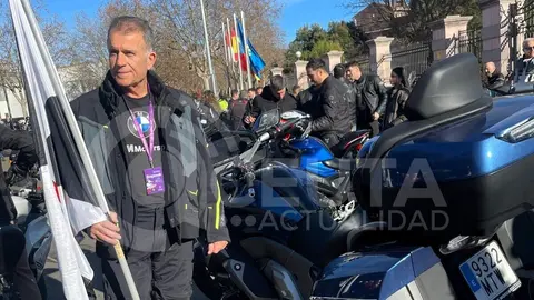 Alejandro Izquierdo, junto a su moto, con la que particip&oacute; en el tradicional 'desfile de las banderas'
