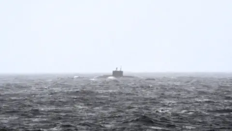 Submarino ruso &lsquo;Novorossiysk&rsquo; en superficie
