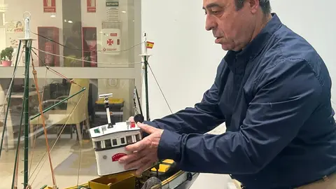 Jos&eacute; Mar&iacute;a D&iacute;az Caparr&oacute;s durante la inauguraci&oacute;n de su muestra