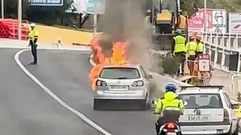 Coche ardiendo
