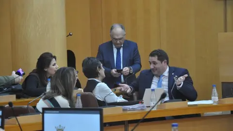  Ram&iacute;rez con sus compa&ntilde;eros de Gobierno tras lograr aprobar el Plan. 