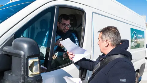  El conductor del primer cami&oacute;n de mercanc&iacute;as que cruz&oacute; por la Aduana Comercial de Ceuta, ya en 2023, muestra su documentaci&oacute;n 