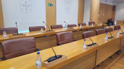 Sal&oacute;n de pleno vac&iacute;o