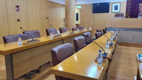 Sal&oacute;n de pleno vac&iacute;o