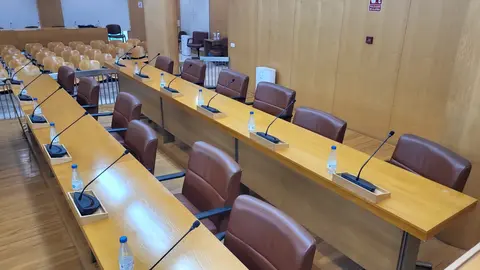 Sal&oacute;n de pleno vac&iacute;o