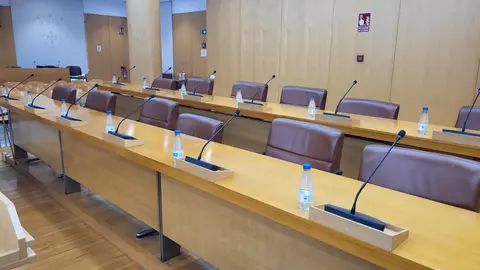 Sal&oacute;n de pleno vac&iacute;o