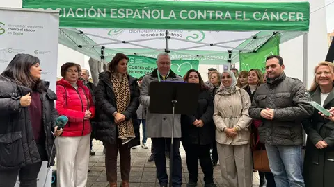 Autoridades locales, representantes de Educaci&oacute;n, Sanidad, partidos politicos AECC