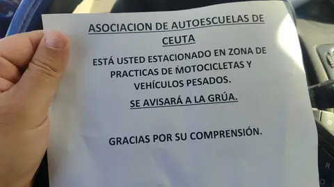 Nota depositada en los parabrisas de los veh&iacute;culos aparcados en los bajos de la Marina / C.A.