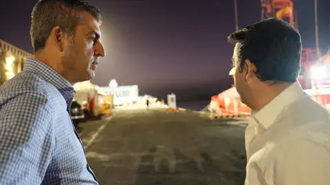 Manuel Dom&iacute;nguez, vicepresidente del Gobierno canario y l&iacute;der del PP en las islas, en el puerto de la Restinga durante la crisis de los cayucos / X