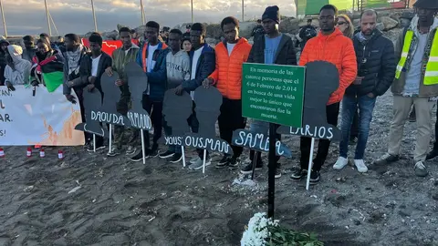 XII Marcha por la Dignidad culmin&oacute; en la Playa del Tarajal con un acto conmemorativo./ J.A. Gonz&aacute;lez