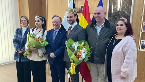 Juan Vivas recibe a la Reina del Carnaval y Dios Momo / J.A.G