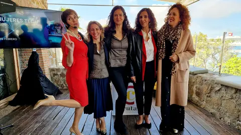  Las ponentes de Mujeres Tech junto a la presentadora del evento 
