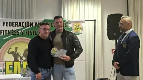 Miguel V&aacute;zquez recibe reconocimiento por la Federaci&oacute;n Andaluza de Culturismo y Fitness