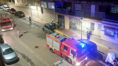 Veh&iacute;culo quemado en Loma Colmenar