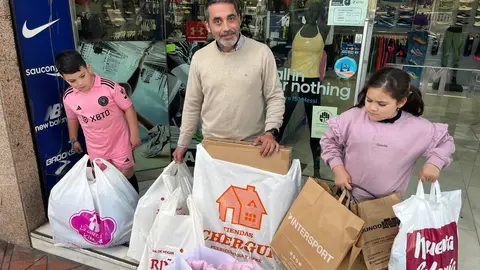 Andr&eacute;s Felipe Fernandez, junto a tres de sus siete hijos, durante el II Rally de Compras./ J.A. Gonz&aacute;lez
