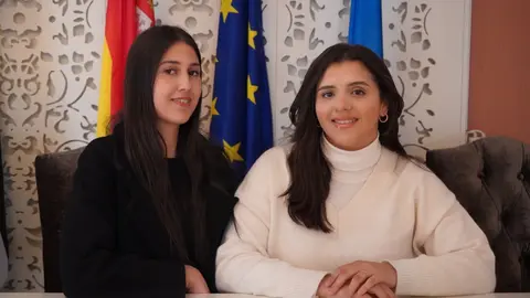 Insaf Ahmed y Nadia Mac&iacute;as, alumnas en pr&aacute;cticas en la COMCE  / Cedida