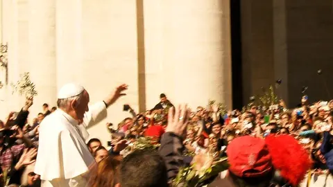 El Papa Francisco saluda a los fieles al finalizar la Misa de Domingo de Ramos en la plaza de San Pedro / E. Arteaga (2015)