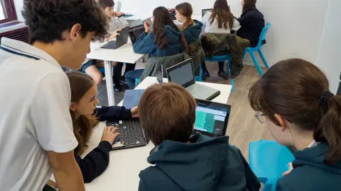 Grupo estudiantes trabajando en el aula