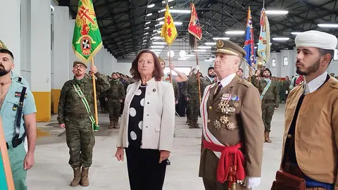 Acto de Honor a los Ca&iacute;dos, protagonizado por Llago Navarro junto a su mujer, Cristina / S.I.