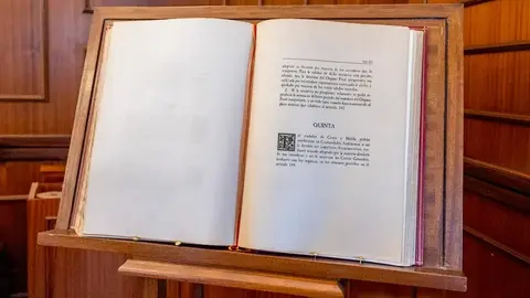 Ejemplar de la Constituci&oacute;n Espa&ntilde;ola en el despacho del presidente de Melilla. EFE/ Giner