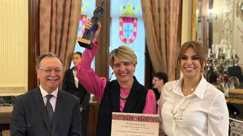 Yolanda Bel recibe el Premio 'Mar&iacute;a de Eza'