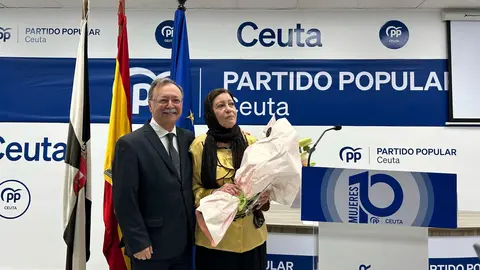 Entrega premio Mujer 10, PP de Ceuta a Anisa Milud / E.A.