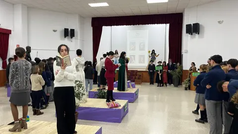 Instant&aacute;nea tomada durante la exposici&oacute;n en el Sal&oacute;n de Actos del IES Luis de Camoens, este martes./ J.A. Gonz&aacute;lez