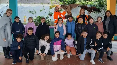Horia Hamed junto a su compa&ntilde;ero, en el Colegio Juan Carlos I, durante la visita