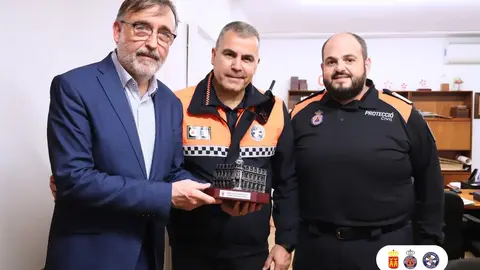 El alcalde de l'Alc&uacute;dia con el coordinador de l'Alc&uacute;dia y el vicepresidente de la AVPC Ceuta / Cedida