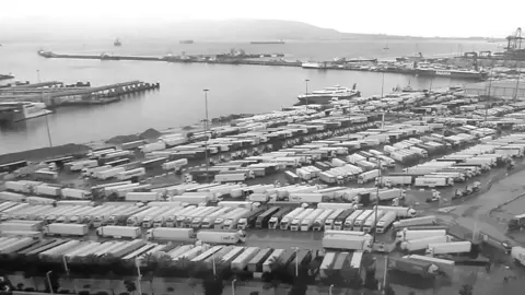 El &aacute;rea de estacionamiento para veh&iacute;culos pesados en el Puerto de Algeciras, completa / APBA