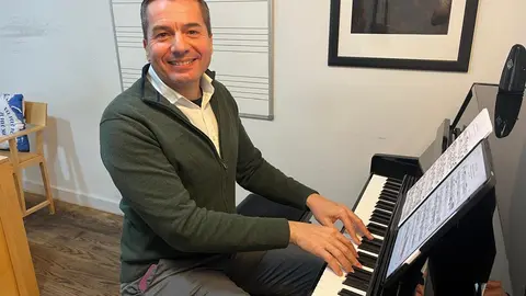 Jos&eacute; Luis Tendero, al piano durante la entrevista