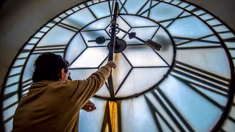 Una persona cambia las manecillas de un reloj en S&atilde;o Paulo.NurPhoto (NurPhoto via Getty Images)