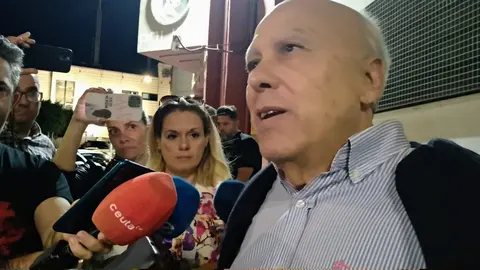  Javier Guerrero, ante la comisar&iacute;a, atendiendo a los medios./archivo 
