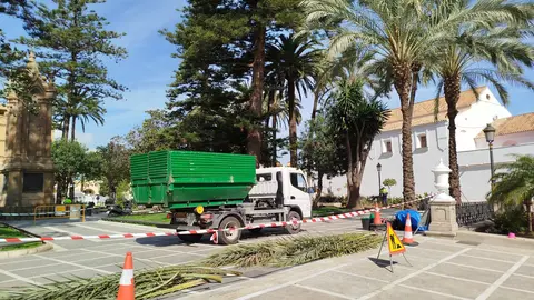 Trabajos, semana santa, jardines, plaza de &Aacute;frica, preparativos / S. I&ntilde;esta