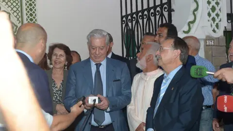 Vargas Llosa encendi&oacute; el alumbrado ornamental de Ramad&aacute;n durante su estancia en Ceuta en 2013