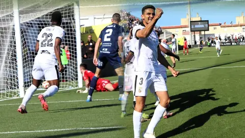 Rub&eacute;n D&iacute;ez marc&oacute; de tac&oacute;n el primer tanto del partido / Abdeselam Mohamed