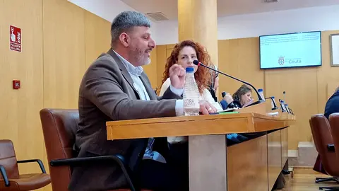  El portavoz de Ceuta Ya!, Mohamed Mustafa, durante la defensa de su propuesta / Laura Ortiz 
