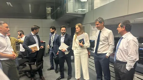 La vicepresidenta Sara Aagesen junto a los t&eacute;cnicos del CECOEL en Red El&eacute;ctrica
