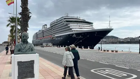 MS Oosterdam atraca en Ceuta./ J.A.Gonz&aacute;lez