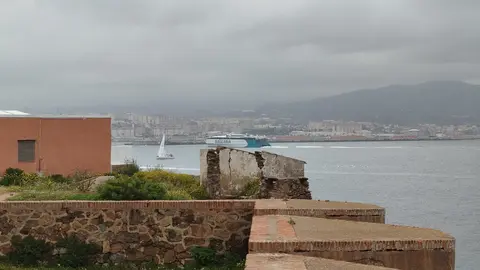 Vistas Ceuta levante niebla puerto Bale&agrave;ria