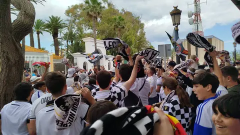 La afici&oacute;n acompa&ntilde;a a la AD Ceuta en su llegada al Alfonso Murube./ Susi I&ntilde;esta