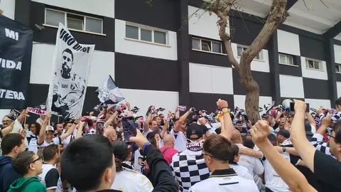 La afici&oacute;n acompa&ntilde;a a la AD Ceuta en su llegada al Alfonso Murube./ Susi I&ntilde;esta