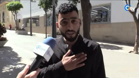 El aficionado durante su petici&oacute;n a Luhay Hamido