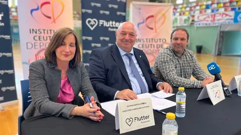 De izda. a derecha: Esther Mart&iacute;n, Nicola Cecchi y Sergio Aguilera./ J.A. Gonz&aacute;lez